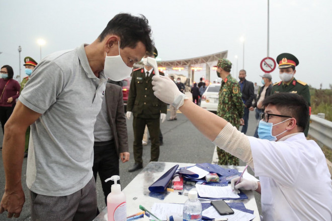 CLIP: Xếp hàng khai báo y tế nhập cảnh vào nơi dịch Covid-19 diễn biến phức tạp - 3