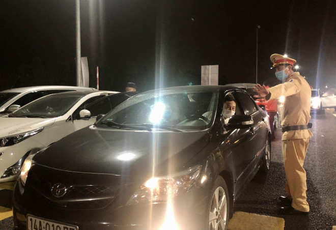 CLIP: Xếp hàng khai báo y tế nhập cảnh vào nơi dịch Covid-19 diễn biến phức tạp - 6