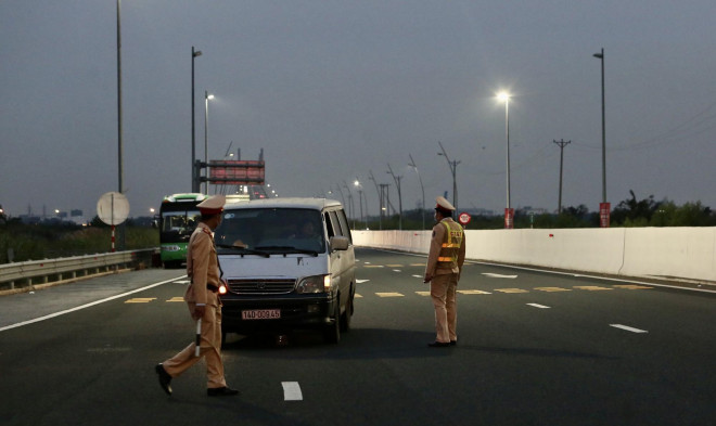 CLIP: Xếp hàng khai báo y tế nhập cảnh vào nơi dịch Covid-19 diễn biến phức tạp - 7