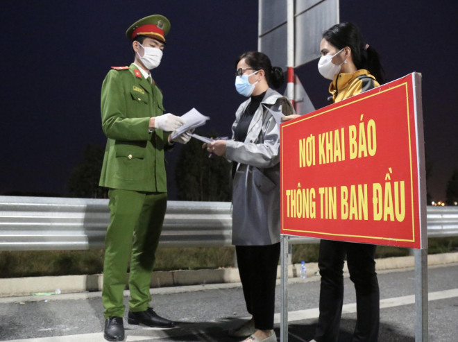 CLIP: Xếp hàng khai báo y tế nhập cảnh vào nơi dịch Covid-19 diễn biến phức tạp - 8