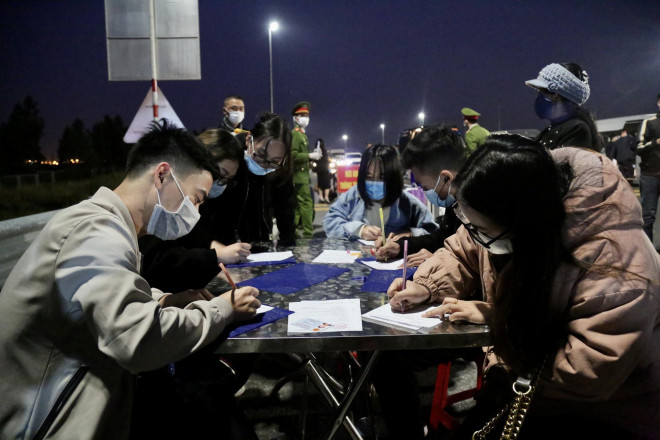 CLIP: Xếp hàng khai báo y tế nhập cảnh vào nơi dịch Covid-19 diễn biến phức tạp - 10