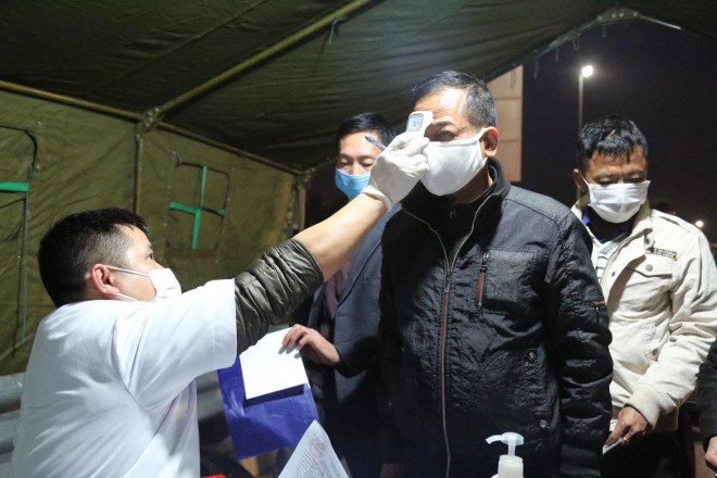 CLIP: Xếp hàng khai báo y tế nhập cảnh vào nơi dịch Covid-19 diễn biến phức tạp - 9