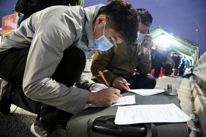 CLIP: Xếp hàng khai báo y tế nhập cảnh vào nơi dịch Covid-19 diễn biến phức tạp - 11