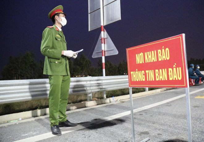 CLIP: Xếp hàng khai báo y tế nhập cảnh vào nơi dịch Covid-19 diễn biến phức tạp - 13