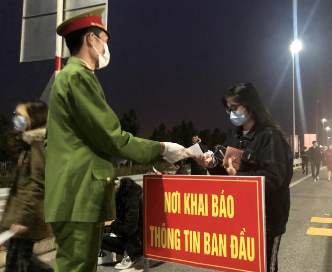 CLIP: Xếp hàng khai báo y tế nhập cảnh vào nơi dịch Covid-19 diễn biến phức tạp - 12