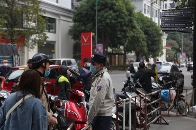 Cận cảnh phong tỏa, tiếp tế lương thực tại chung cư cao cấp Times City - 6