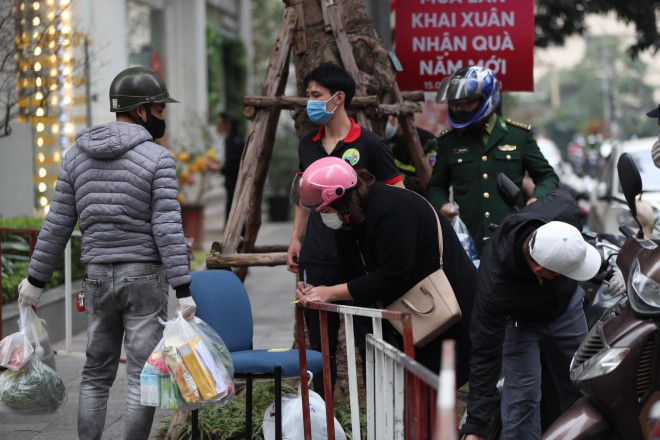 Cận cảnh phong tỏa, tiếp tế lương thực tại chung cư cao cấp Times City - 5