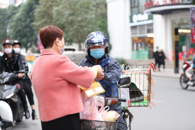 Cận cảnh phong tỏa, tiếp tế lương thực tại chung cư cao cấp Times City - 7