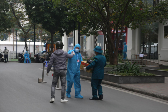 Cận cảnh phong tỏa, tiếp tế lương thực tại chung cư cao cấp Times City - 8