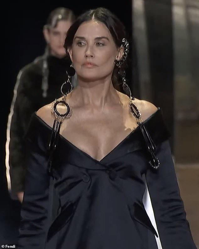 Minh tinh Demi Moore gây sốc với gương mặt khác lạ - 1