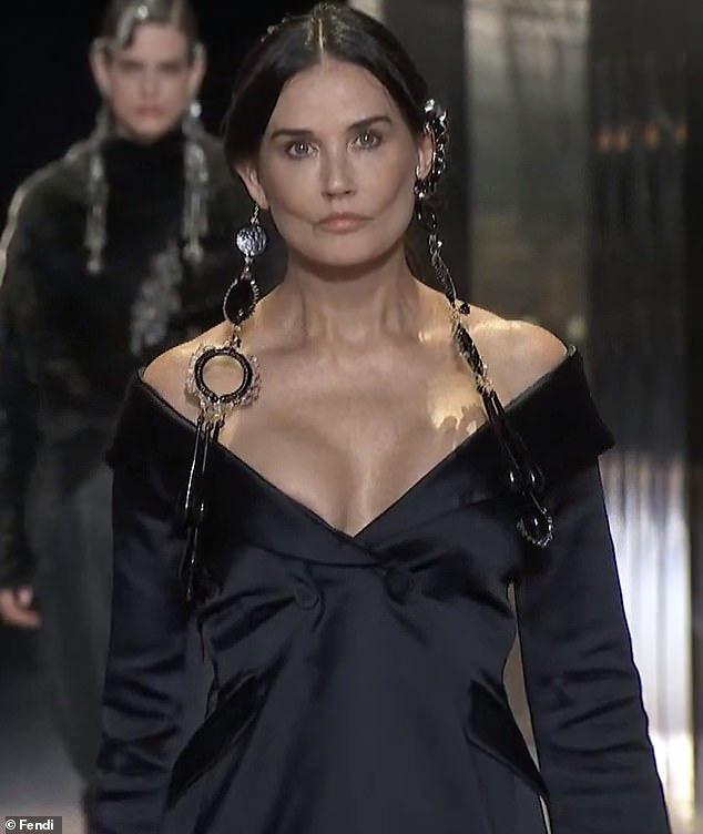 Minh tinh Demi Moore gây sốc với gương mặt khác lạ - 2