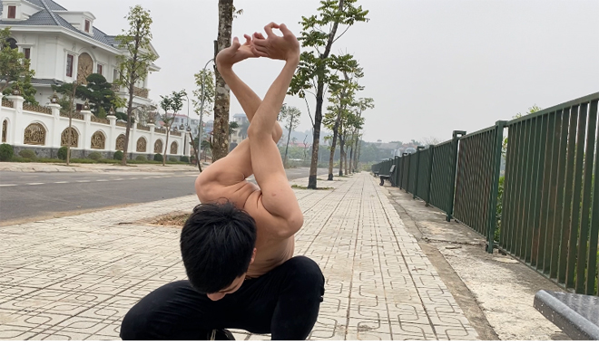 Con đam mê tập bẻ xương khớp, xoay vai 360 độ, bố "dị nhân không xương" nói gì? - 4