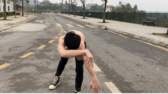 Con đam mê tập bẻ xương khớp, xoay vai 360 độ, bố "dị nhân không xương" nói gì? - 3