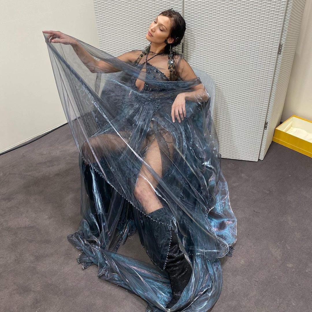 Chăm "thả rông", "mỹ nhân có mặt đẹp nhất thế giới" gây chú ý vì vòng 1 thất thường - 6