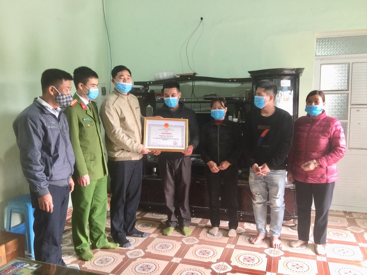 Khen thưởng hai gia đình hoãn đám cưới để phòng chống dịch COVD-19 - 2