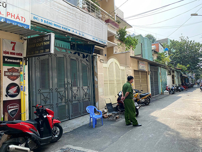 Cảnh phong tỏa khách sạn, quán ăn ở TP.HCM nơi thanh niên dương tính với COVID-19 từng đến - 2