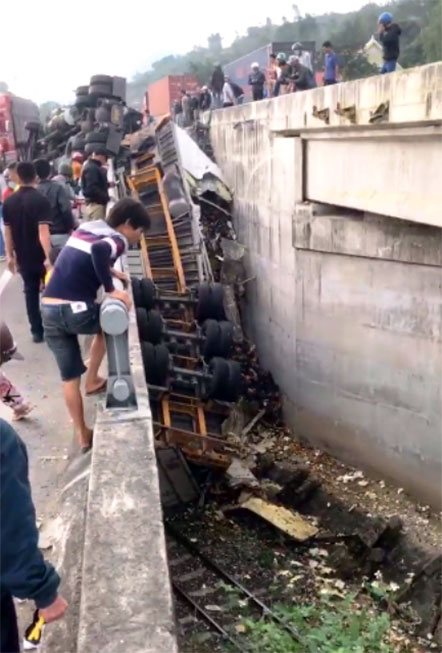 Khánh Hòa: Xe container tông vào lan can cầu, rớt xuống đường sắt - 2