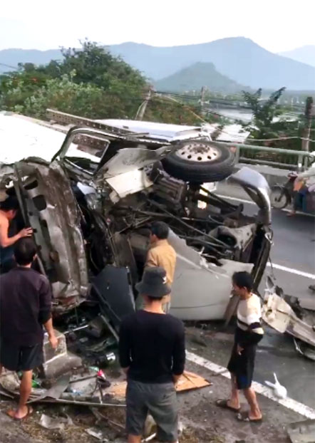 Khánh Hòa: Xe container tông vào lan can cầu, rớt xuống đường sắt - 3