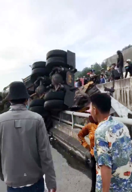 Khánh Hòa: Xe container tông vào lan can cầu, rớt xuống đường sắt - 4