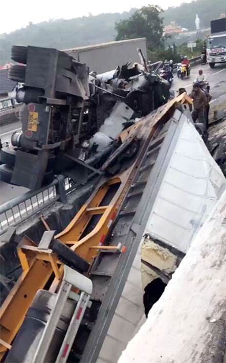 Khánh Hòa: Xe container tông vào lan can cầu, rớt xuống đường sắt - 5