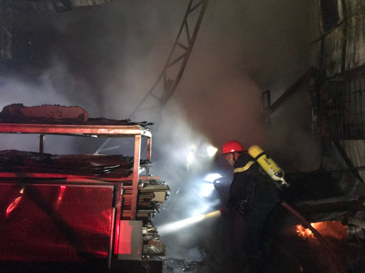 Lửa bao trùm công ty nội thất ở Sài Gòn - 2