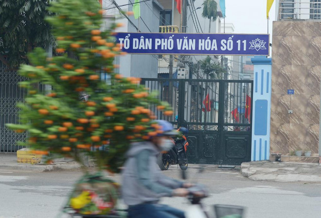 Hà Nội: Người dân trong khu cách ly dọn dẹp đường phố, sẵn sàng... đón Tết sớm - 1