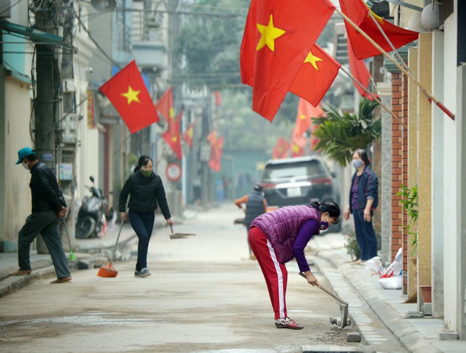 Hà Nội: Người dân trong khu cách ly dọn dẹp đường phố, sẵn sàng... đón Tết sớm - 2