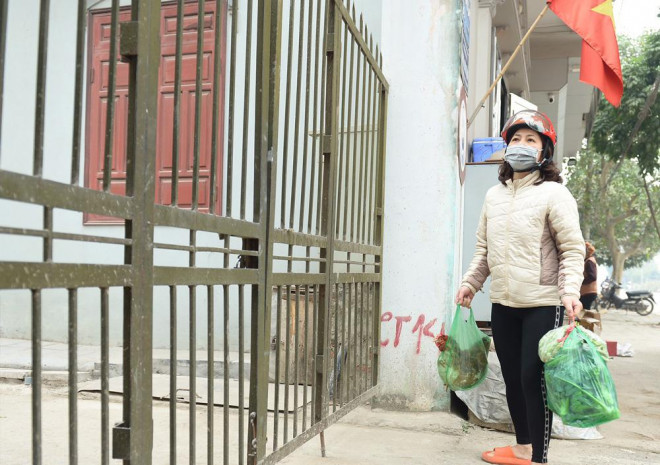 Hà Nội: Người dân trong khu cách ly dọn dẹp đường phố, sẵn sàng... đón Tết sớm - 6