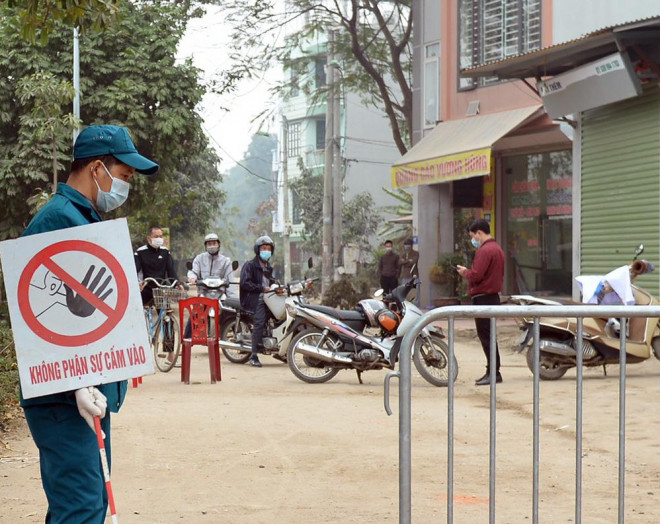 Hà Nội: Người dân trong khu cách ly dọn dẹp đường phố, sẵn sàng... đón Tết sớm - 8