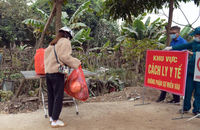 Hà Nội: Người dân trong khu cách ly dọn dẹp đường phố, sẵn sàng... đón Tết sớm - 9