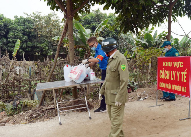 Hà Nội: Người dân trong khu cách ly dọn dẹp đường phố, sẵn sàng... đón Tết sớm - 12