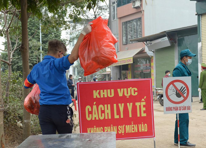 Hà Nội: Người dân trong khu cách ly dọn dẹp đường phố, sẵn sàng... đón Tết sớm - 10