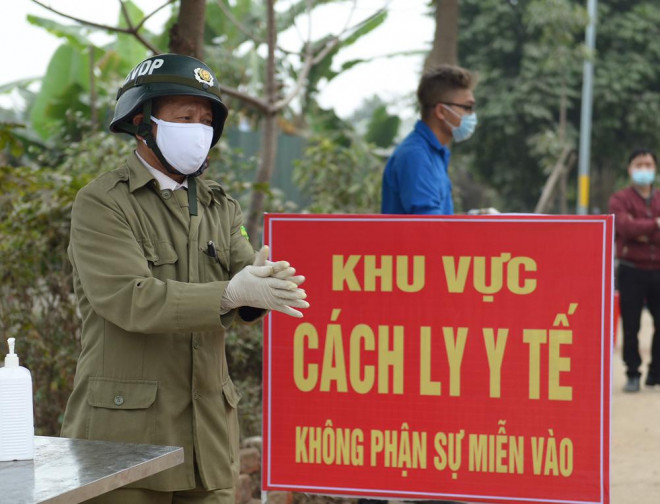 Hà Nội: Người dân trong khu cách ly dọn dẹp đường phố, sẵn sàng... đón Tết sớm - 11