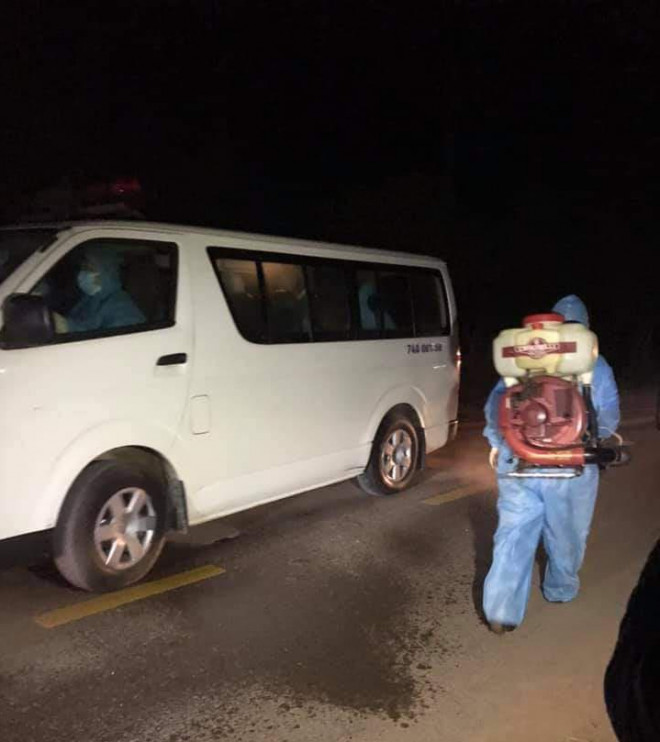 Nhóm người Trung Quốc bỏ chạy tán loạn sau cuộc gọi "khẩn" của người dân - 2