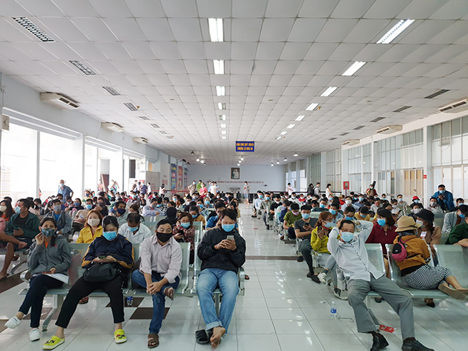 Hàng trăm hành khách ùn ùn đổ về ga Sài Gòn trả vé tàu Tết vì dịch COVID-19 - 1