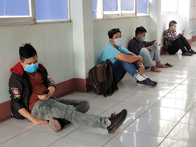 Hàng trăm hành khách ùn ùn đổ về ga Sài Gòn trả vé tàu Tết vì dịch COVID-19 - 9