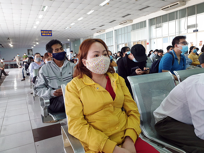 Hàng trăm hành khách ùn ùn đổ về ga Sài Gòn trả vé tàu Tết vì dịch COVID-19 - 10