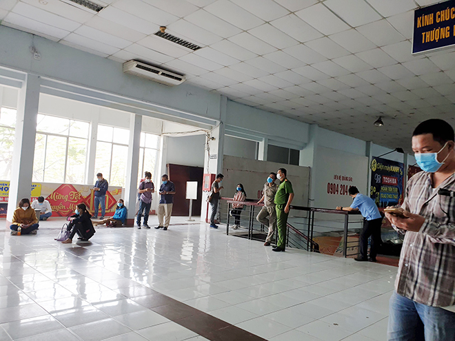 Hàng trăm hành khách ùn ùn đổ về ga Sài Gòn trả vé tàu Tết vì dịch COVID-19 - 11