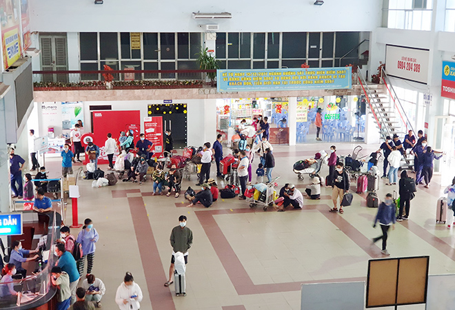 Hàng trăm hành khách ùn ùn đổ về ga Sài Gòn trả vé tàu Tết vì dịch COVID-19 - 12