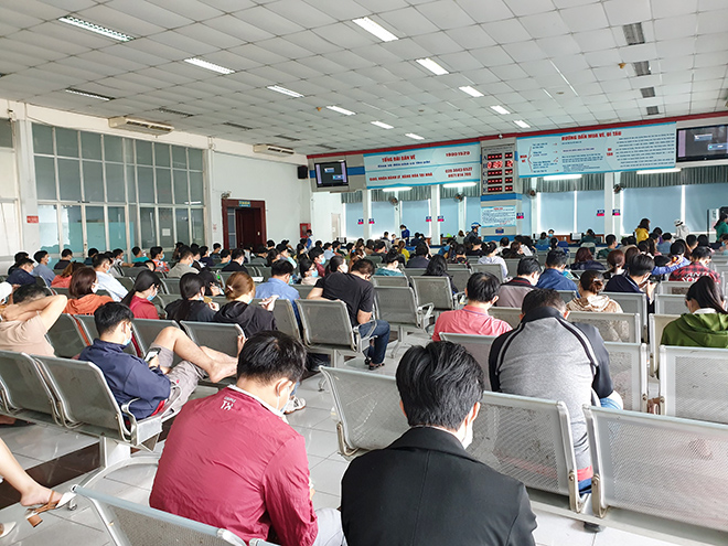 Hàng trăm hành khách ùn ùn đổ về ga Sài Gòn trả vé tàu Tết vì dịch COVID-19 - 3