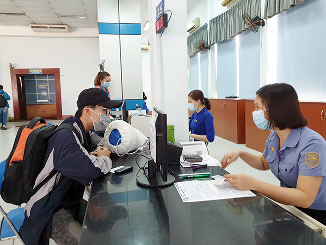 Hàng trăm hành khách ùn ùn đổ về ga Sài Gòn trả vé tàu Tết vì dịch COVID-19 - 5