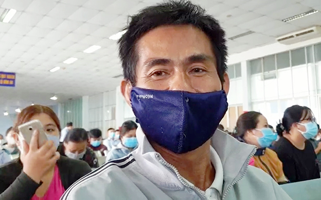 Hàng trăm hành khách ùn ùn đổ về ga Sài Gòn trả vé tàu Tết vì dịch COVID-19 - 6