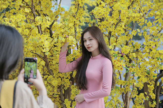 Thiếu nữ Sài Gòn xúng xính áo dài, dạo phố ông đồ những ngày giáp Tết - 10