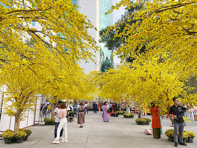 Thiếu nữ Sài Gòn xúng xính áo dài, dạo phố ông đồ những ngày giáp Tết - 2