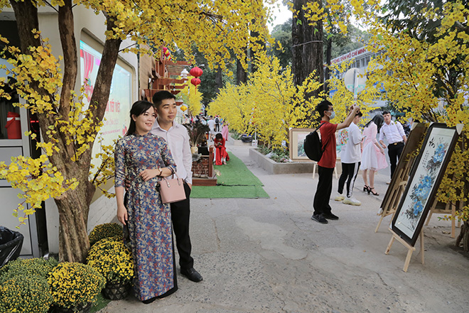 Thiếu nữ Sài Gòn xúng xính áo dài, dạo phố ông đồ những ngày giáp Tết - 3