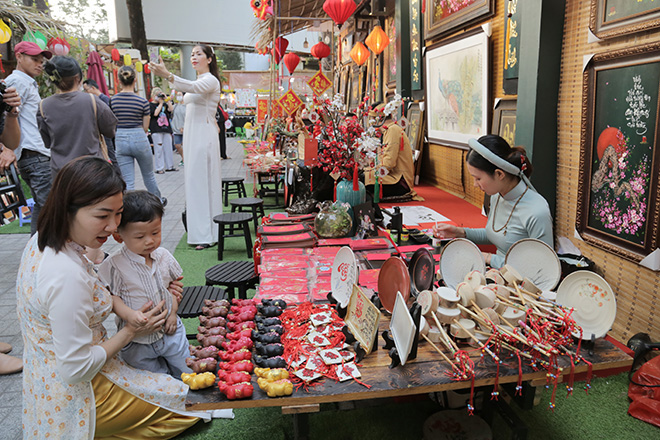 Thiếu nữ Sài Gòn xúng xính áo dài, dạo phố ông đồ những ngày giáp Tết - 5