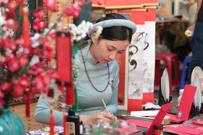 Thiếu nữ Sài Gòn xúng xính áo dài, dạo phố ông đồ những ngày giáp Tết - 7