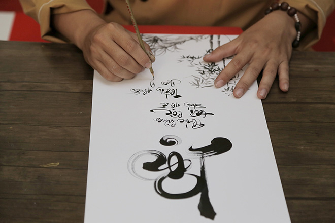 Thiếu nữ Sài Gòn xúng xính áo dài, dạo phố ông đồ những ngày giáp Tết - 6