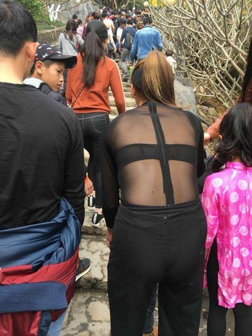 Ăn mặc hở hang đi chùa, cô gái này bị cộng đồng mạng chỉ trích thậm tệ - 4