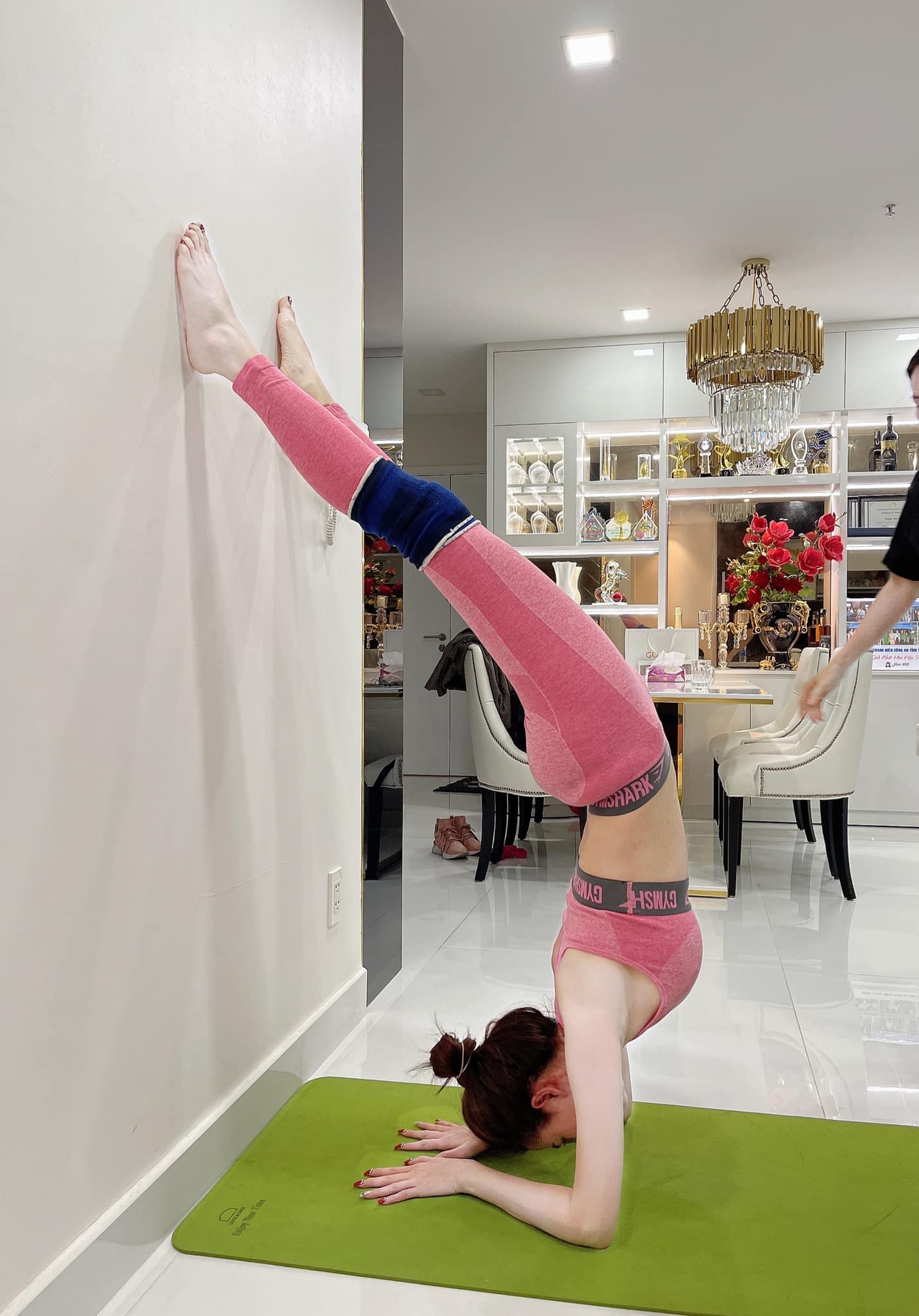 Hoa hậu Việt đóng "cảnh nóng" khiến dân mạng đòi cấm chiếu phim sở hữu body nuột nà - 7